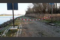Anfang März wurde die Leiche der 27-jährigen Mutter des Babys am Rheinufer bei Hockenheim (Rhein-Neckar-Kreis) gefunden. (Archivbild) - © René Priebe/pr-video/dpa