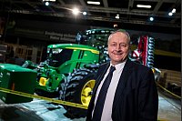 Bauernpr&auml;sident Joachim Rukwied steht vor der Er&ouml;ffnung der Gr&uuml;nen Woche vor einem Traktor. - &copy; Fabian Sommer/dpa