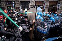 Studenten und Aktivisten versammeln sich auf der Piazza Barberini, in der Nähe der Abgeordnetenkammer, um ihren Unmut zu demonstrieren. Das neue Gesetz verschärft die Strafen für Straßendemonstrationen, Straßenblockaden, friedliche Proteste und Widerstand gegen Beamte. - © Marco Di Gianvito/ZUMA Press Wire/dpa