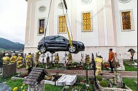 Irrfahrt: Autofahrerin in Salzburg landet auf Friedhof - © Christian Fischbacher/FF FLACHAU/dpa