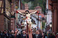 Karfreitagsprozession in Lohr am Main: Zünfte tragen 13 Heiligenfiguren durch die Stadt - © Karl-Josef Hildenbrand/dpa