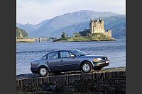 Ein Auto wie eine Burg: So etwas &Auml;hnliches mag sich das VW-Marketing gedacht haben, als es dieses PR-Foto vom Passat inszenierte. - &copy; Volkswagen AG/dpa-tmn