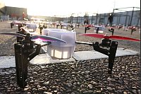 Warten noch auf den Einsatz: Vor dem Messegebäude ist alles für die Drohenshow vorbereitet - © David Young/dpa