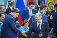 G20-Gipfel in Rio. Bundeskanzler Olaf Scholz (r) und Chinas Staatschef Xi Jinping nehmen beim G20-Gipfel an der ersten Arbeitssitzung teil, wo die Staats- und Regierungschefs führender Wirtschaftsmächte aller Kontinente zu ihrem jährlichen Gipfeltreffen zusammenkommen. - © Kay Nietfeld/dpa