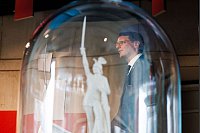 Hinter Glas: NRW-Ministerpräsident Hendrik Wüst besucht das„Hermanneum“. Mit Hilfe von modernen digitalen Anwendungen und einem großen Kino wird in dem Museum die Geschichte des Hermannsdenkmals und seines Vorbildes Arminius lebendig und anschaulich erzählt. - © Friso Gentsch/dpa