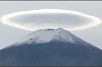 Über der schneebedeckten Spitze des Fuji ist eine ringförmige Wolke. - © -/kyodo/dpa