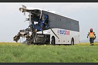 Beim Zusammenstoß wurde der Busfahrer im Wrack eingeklemmt und musste von der Feuerwehr befreit werden. - © František Iván/TASR/dpa