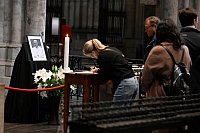 Trauer um Papst Franziskus im Kölner Dom - © Roberto Pfeil/dpa