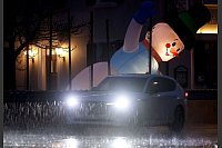 Regen in Baden-Württemberg - Bei starkem Regen fährt ein Autofahrer an einer umgekippten Figur eines Schneemanns vorbei. - © Thomas Warnack/dpa