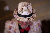 Spanische Weihnachtslotterie «El Gordo» - Ein Zuschauer wartet auf den Beginn der jährlichen Weihnachtslotterie-Ziehung, - © Bernat Armangue/AP/dpa