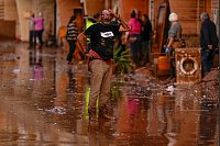 Ein Mann reagiert nach Überschwemmungen in Spanien. - © Manu Fernandez/AP/dpa