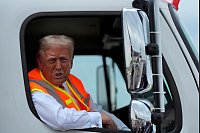 Donald Trump sitzt in einem Müllwagen und spricht mit Reportern. - © Julia Demaree Nikhinson/AP/dpa