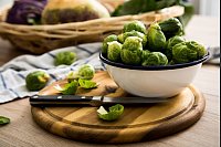 Frischer Rosenkohl hat pralle und kr&auml;ftig gr&uuml;ne R&ouml;schen. - &copy; Christin Klose/dpa-tmn