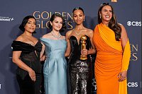 Golden Globes: Adriana Paz (l-r), Selena Gomez, Zoe Saldana, Gewinnerin des Preises für die beste Leistung einer Schauspielerin in einer Nebenrolle in einem Film für "Emilia Perez", und Karla Sofia Gascon - © Chris Pizzello/Invision/AP/dpa