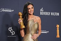 Golden Globes: Demi Moore mit dem Preis für die beste Leistung einer Schauspielerin in einem Kinofilm - Musical oder Komödie für "The Substance". - © Chris Pizzello/Invision/AP/dpa