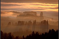 Morgensonne mit Nebel - © Karl-Josef Hildenbrand/dpa