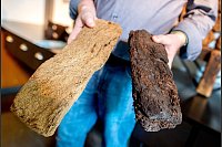 Es gibt Weißtorf und Schwarztorf - wie man im größten Moormuseum Europas lernt. - © Hauke-Christian Dittrich/dpa/dpa-tmn