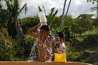 Migrantenkinder erfrischen sich in Palenque in Panama, nachdem sie aus dem Süden Mexikos zurückgekehrt sind und den Versuch aufgegeben haben, in die USA zu gelangen. - © Matias Delacroix/AP/dpa