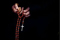 Eine Person hält einen Rosenkranz bei einem Gebet auf dem Petersplatz für die Gesundheit des Papstes. - © Cecilia Fabiano/LaPresse via ZUMA Press/dpa