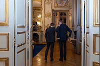 Die von der französischen Regierung verbreitete Aufnahme zeigt Unions-Kanzlerkandidat Friedrich Merz zu Besuch im Élysée-Palast mit dem französischen Präsident Emmanuel Macron. - © Sarah steck/Présidence de la République/dpa