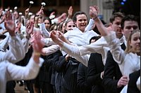 Debütantenpaare tanzen im Rahmen der Opernball-Generalprobe in der Staatsoper in Wien. - © Roland Schlager/APA/dpa