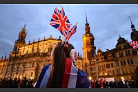 Eine Teilnehmerin des Challenger-Wettbewerbs im Synchroneiskunstlaufen aus Großbritannien steht am Abend in der Dresdner Altstadt. - © Robert Michael/dpa