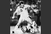 Mit der Nummer 5 wurde Beckenbauer zur Fußball-Legende. - © upi/dpa
