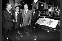 1984: Der damalige Bundeskanzler Helmut Kohl (3.v.l.) in China mit dem damalige VW-Chef Carl Hahn (l) und dem chinesischen Vizepr&auml;sidenten Li Peng (M). - &copy; Martin Athenst&auml;dt/dpa