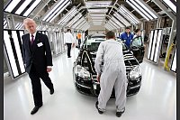 2007: Carl Hahn (l) geht im russischen Kaluga durch die neu er&ouml;ffnete Produktion. - &copy; Jochen L&uuml;bke/dpa