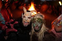 Hexennacht im Harz - Besucher feiern auf dem Hexentanzplatz in Thale Walpurgis. - © Matthias Bein/dpa
