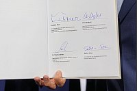Der unterschriebene Koalitionsvertrag - © Michael Kappeler/dpa