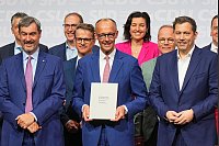 Geschafftes Strahlen: der neue Koalitionsvertrag - © Michael Kappeler/dpa