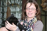 Eine Totschlagfalle hat das Vorderbein von Katze Liz zertrümmert, es musste amputiert werden. Astrid Drake hat das Tier nach zwei Tagen gefunden.  - © Foto: Schürstedt