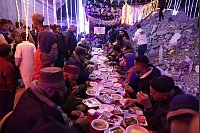 Ramadan in den Trümmern des Krieges: Palästinenser nehmen ihr Suhoor-Essen ein - © Jehad Alshrafi/AP/dpa