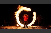 Fastnachtstradition in Bulgarien - Ein Bild mit Langzeitbelichtung zeigt einen Jungen, der mit Feuerkugeln spielt, während Ritualen zur Feier von Mesni Zagovezni (Fastnacht) im Dorf Lozen. - © Valentina Petrova/AP/dpa