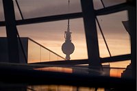 Der Berliner Fernsehturm durch die Scheiben der Reichstagskuppel. - © Fabian Sommer/dpa