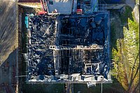 lick auf das ausgebrannte Dachgeschoss von Schloss Hardenberg. (Luftaufnahme mit einer Drohne) - © Christoph Reichwein/dpa