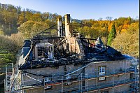 Blick auf das ausgebrannte Dachgeschoss von Schloss Hardenberg. (Luftaufnahme mit einer Drohne) - © Christoph Reichwein/dpa