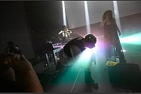 Die Musikerinnen des Künstlerkollektivs «Pussy Riot» bei einem Konzert der Band im Haus der Kunst in München. - © Felix Hörhager/dpa