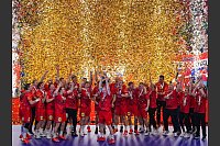 Die dänische Handball-Nationalmannschaft bejubelt den Gewinn des WM-Pokals. - © Soeren Stache/dpa