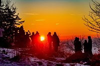 Menschen betrachten den Sonnenuntergang vom Feldberg-Plateau aus. - © Andreas Arnold/dpa