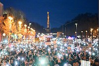 Teilnehmer halten während einer Demonstration unter dem Motto «Aufstand der Anständigen - Demo für die Brandmauer» auf der Straße vor der CDU-Parteizentrale in Berlin Lichter hoch. - © Sebastian Christoph Gollnow/dpa