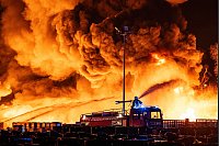 Einsatzkräfte der Feuerwehr löschen einen Brand auf dem Gelände einer kunststoffverarbeitenden Firma in einem Gewerbegebiet in Ahlen. - © Guido Kirchner/dpa