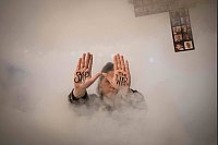 «Stoppt den Krieg» verlangt diese Demonstrantin in Israel. - © Ilia Yefimovich/dpa