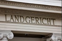Die Anklage wirft ihm gefährliche Körperverletzung durch Beibringung von Gift vor. - © Thomas Banneyer/dpa