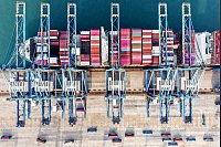 Luftaufnahme von einem Containerterminal in der Stadt Qingdao in der ostchinesischen Provinz Shandong. - © Uncredited/CHINATOPIX/AP/dpa