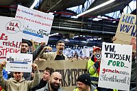 Mitarbeiter der Ford Werke in Köln demonstrieren in der Werkshalle vor der Betriebsversammlung . - © Christoph Reichwein/dpa
