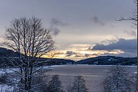 Die aufgehende Sonne beleuchtet den Himmel über dem Schluchsee in Baden-Württemberg. - © Philipp von Ditfurth/dpa