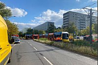 Nahe dem Alexanderplatz werden Menschen bei einem schweren Unfall verletzt. - © Torsten Holtz/dpa