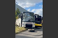Der Fahrer eines Reisebusses wird bei einem Zusammenstoß mit einer Tram nahe dem Alexanderplatz schwer verletzt. - © Torsten Holtz/dpa